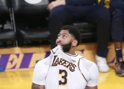 问鼎国际-出色防守引发热议！，浓眉哥在巴塞罗那比赛中锐不可当赛场气氛高涨(韩红原声原唱)