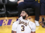 问鼎国际-出色防守引发热议！，浓眉哥在巴塞罗那比赛中锐不可当赛场气氛高涨(韩红原声原唱)