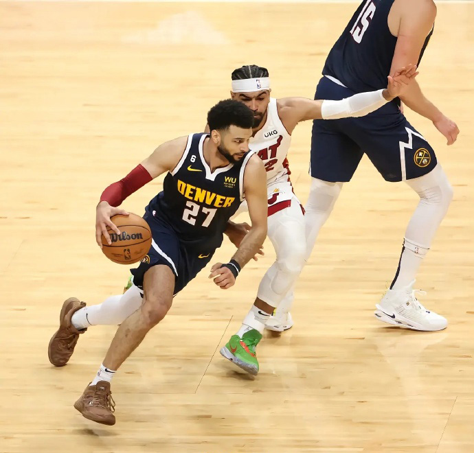 穆雷连续十五场比赛得分超过大胜，塞尔维亚队挑战极限！的简单介绍